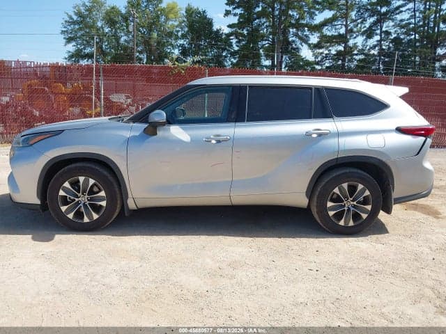 2022 TOYOTA HIGHLANDER XLE 18