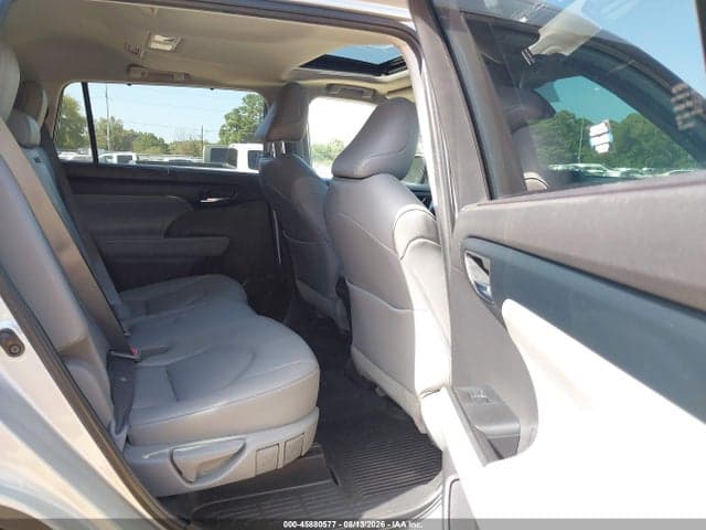 2022 TOYOTA HIGHLANDER XLE 8