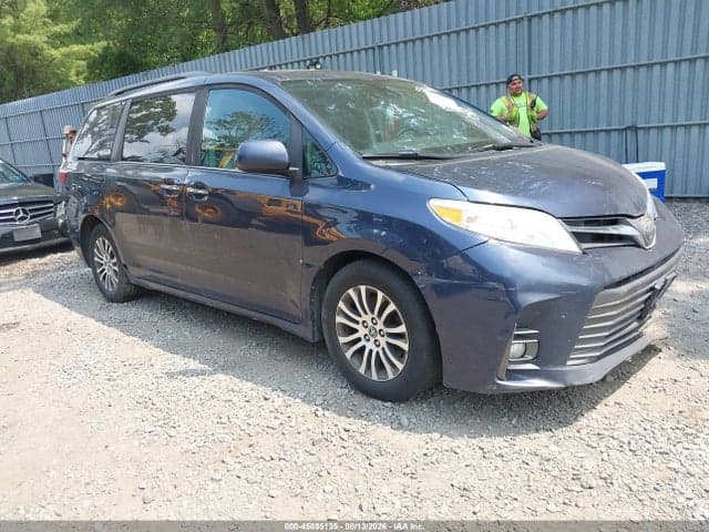 2018 TOYOTA SIENNA XLE 8 PASSENGER 1
