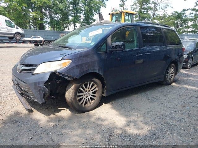2018 TOYOTA SIENNA XLE 8 PASSENGER 2