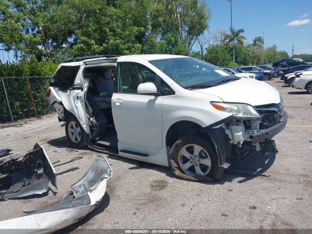 2020 TOYOTA SIENNA LE 1