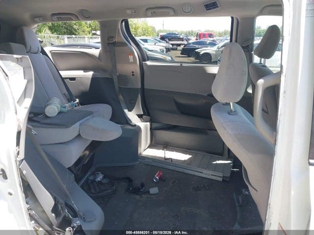 2020 TOYOTA SIENNA LE 8