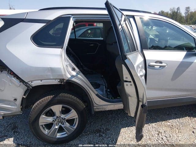 2022 TOYOTA RAV4 XLE 8