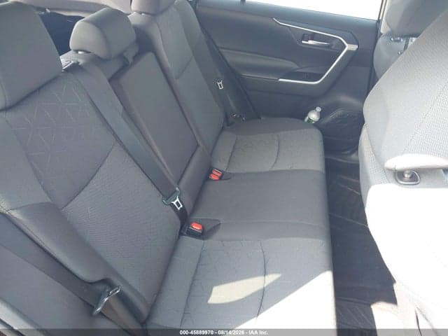 2022 TOYOTA RAV4 XLE 8