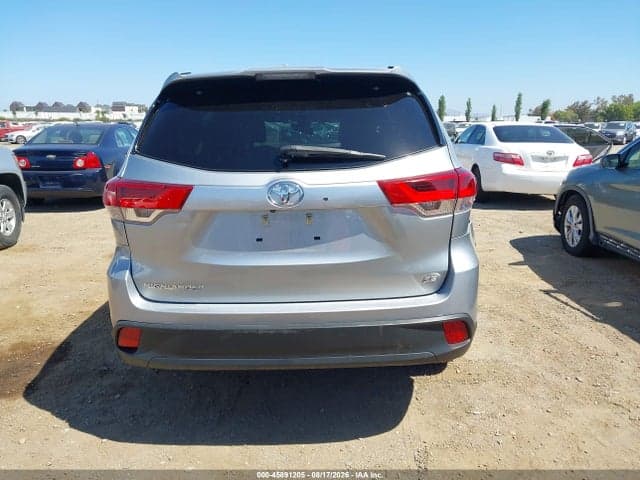2018 TOYOTA HIGHLANDER SE 16