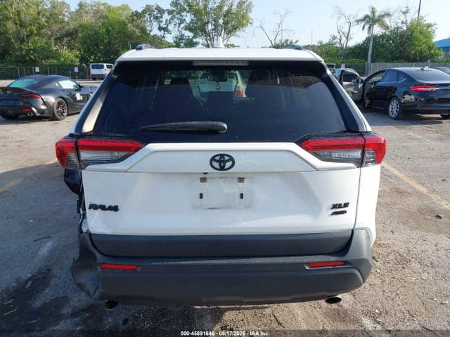 2019 TOYOTA RAV4 XLE 17