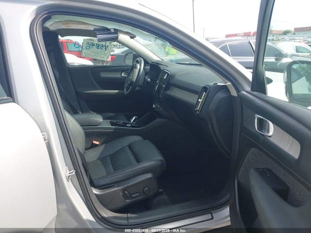 2025 VOLVO XC40 B5 PLUS DARK THEME 5