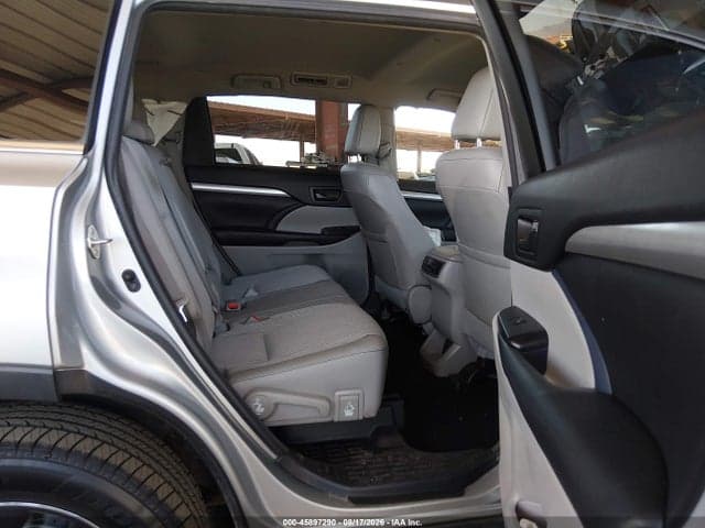 2017 TOYOTA HIGHLANDER LE PLUS 8