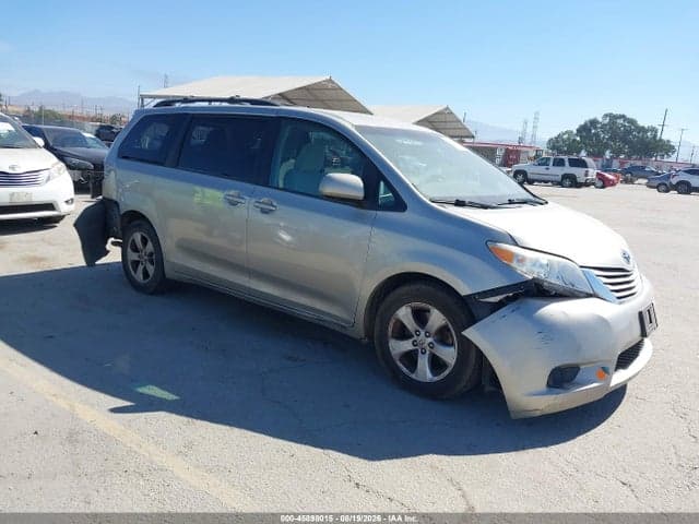 2017 TOYOTA SIENNA LE 8 PASSENGER 1