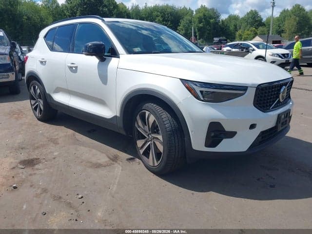 2025 VOLVO XC40 B5 PLUS DARK THEME 1