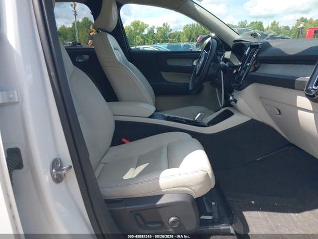 2025 VOLVO XC40 B5 PLUS DARK THEME 5