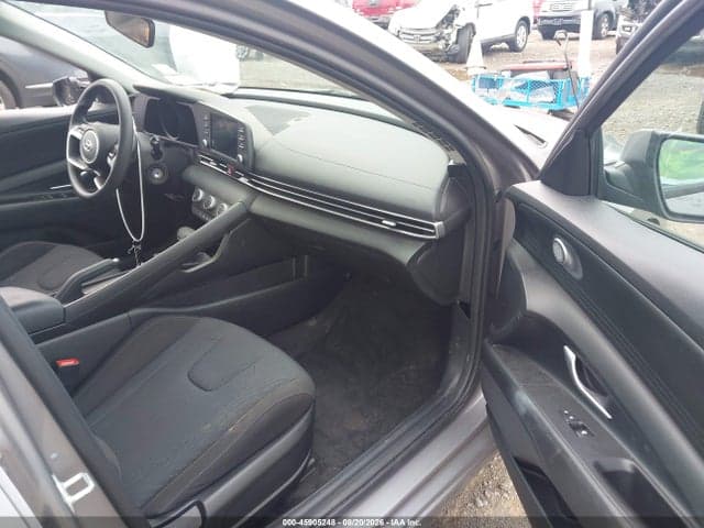 2022 HYUNDAI ELANTRA SE 5