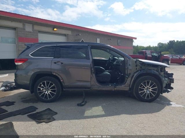 2018 TOYOTA HIGHLANDER SE 14