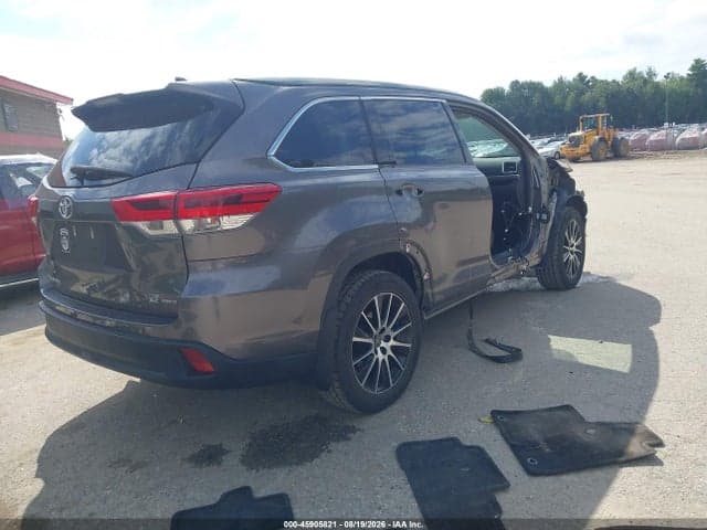 2018 TOYOTA HIGHLANDER SE 4
