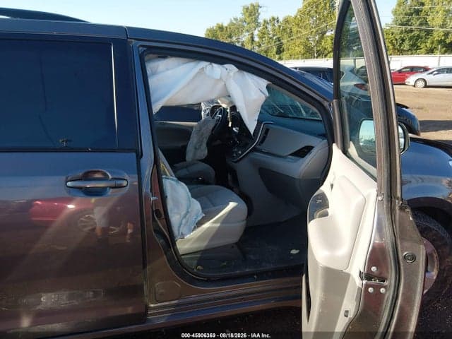 2020 TOYOTA SIENNA LE 5