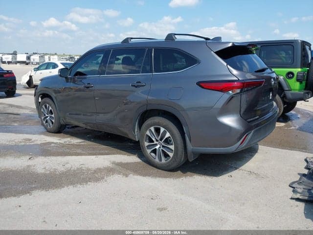2021 TOYOTA HIGHLANDER XLE 3
