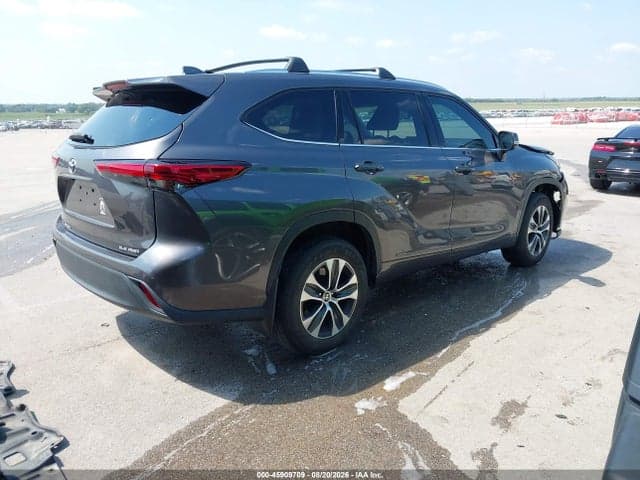 2021 TOYOTA HIGHLANDER XLE 4