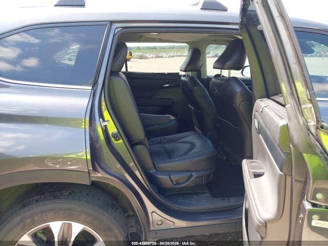 2021 TOYOTA HIGHLANDER XLE 8