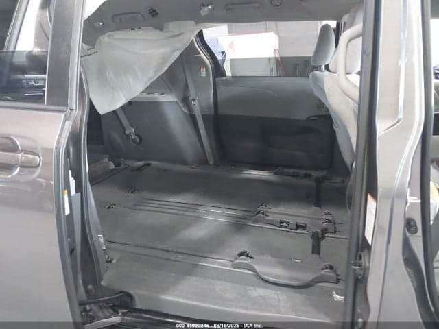 2020 TOYOTA SIENNA LE 8