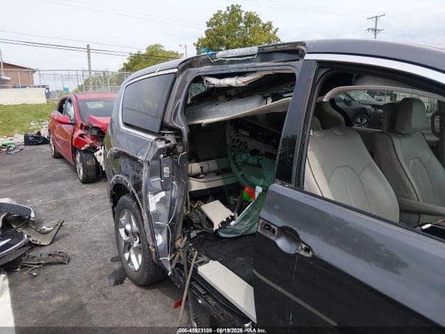2017 CHRYSLER PACIFICA LIMITED 6