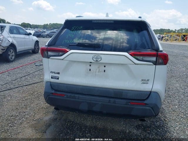 2019 TOYOTA RAV4 XLE 16