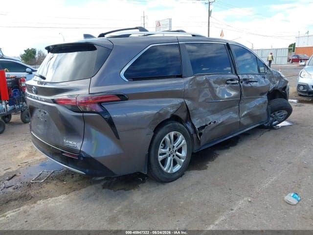 2023 TOYOTA SIENNA PLATINUM 4