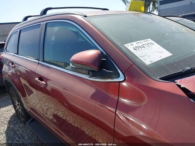 2017 TOYOTA HIGHLANDER SE 13