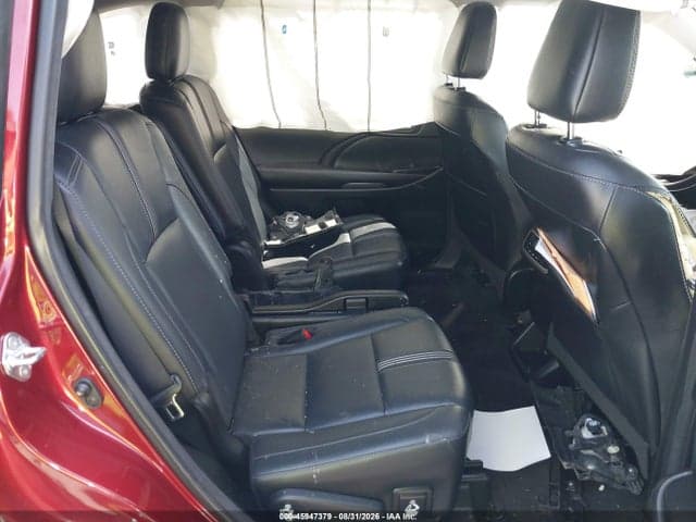2017 TOYOTA HIGHLANDER SE 8
