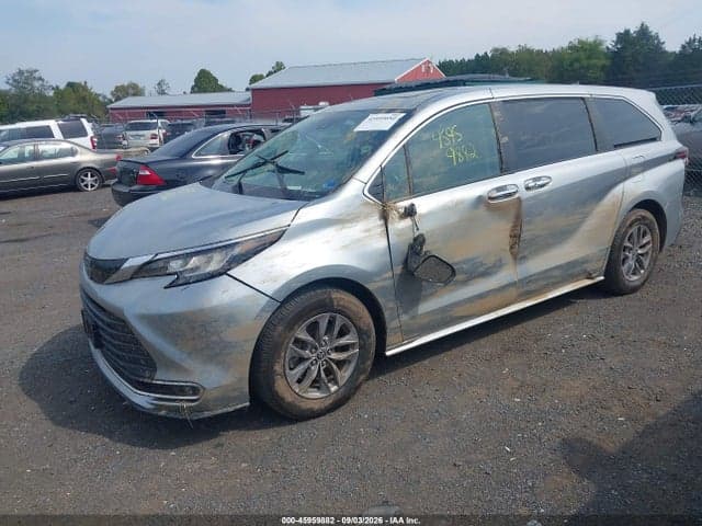 2021 TOYOTA SIENNA XLE 2
