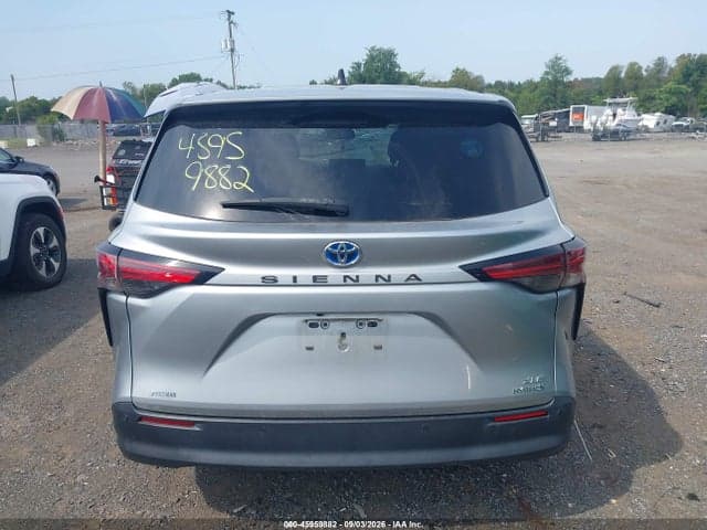 2021 TOYOTA SIENNA XLE 16