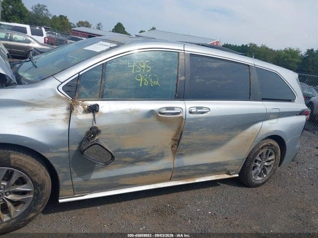 2021 TOYOTA SIENNA XLE 17