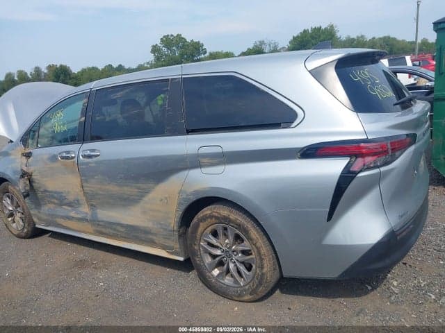 2021 TOYOTA SIENNA XLE 18