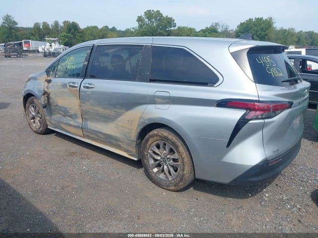 2021 TOYOTA SIENNA XLE 3