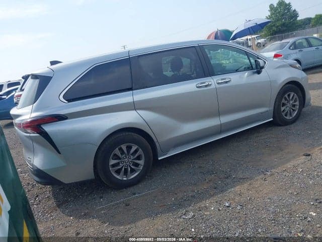 2021 TOYOTA SIENNA XLE 4
