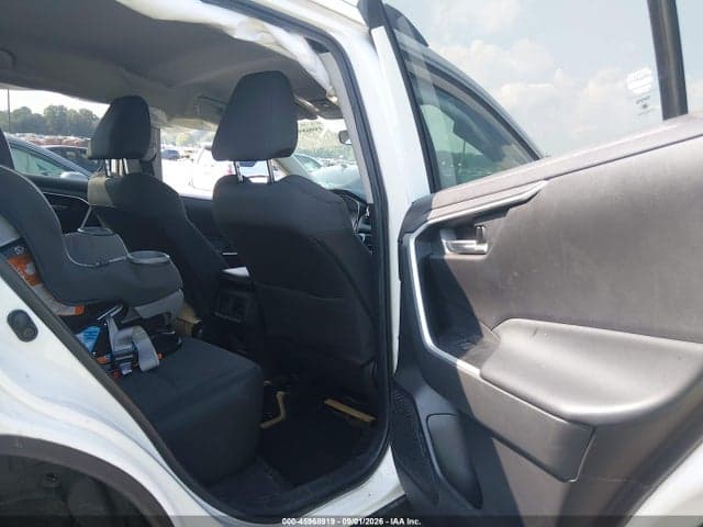 2022 TOYOTA RAV4 XLE 8