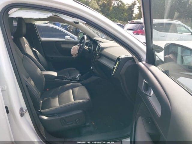 2025 VOLVO XC40 B5 PLUS DARK THEME 5
