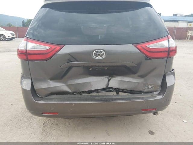2017 TOYOTA SIENNA XLE 7 PASSENGER 6