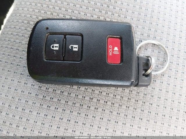 2017 TOYOTA RAV4 XLE 11