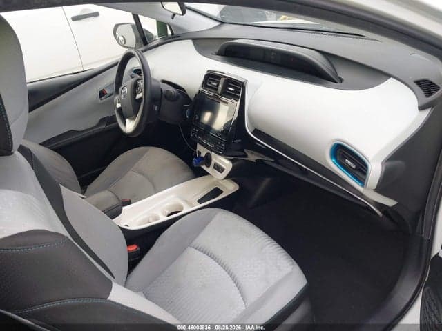2017 TOYOTA PRIUS THREE 5