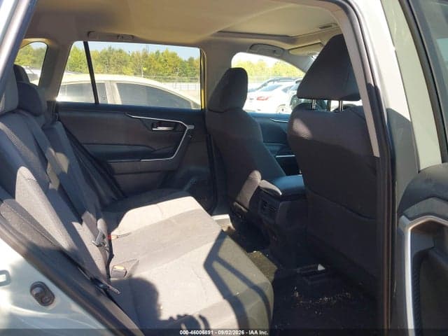 2019 TOYOTA RAV4 XLE 8