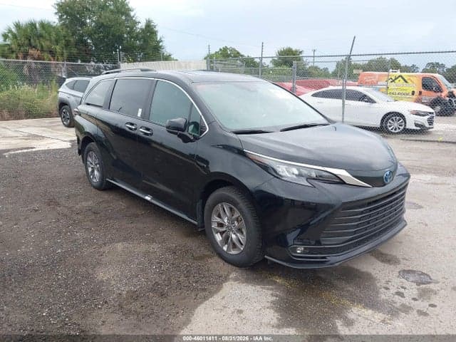 2025 TOYOTA SIENNA XLE