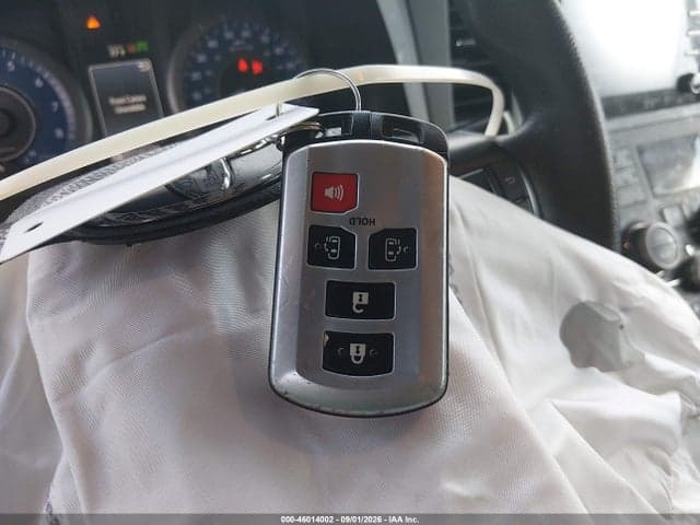 2020 TOYOTA SIENNA LE 11