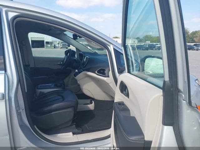 2024 CHRYSLER PACIFICA TOURING L 5
