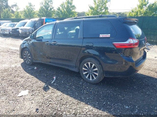 2018 TOYOTA SIENNA 3