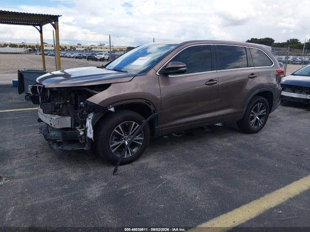 2017 TOYOTA HIGHLANDER LE 2