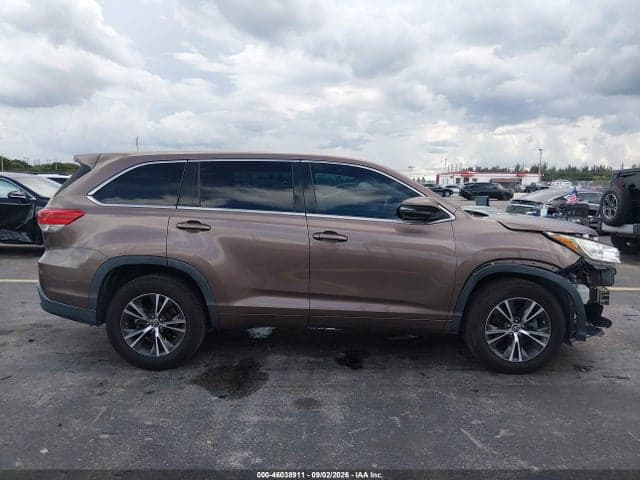 2017 TOYOTA HIGHLANDER LE 14