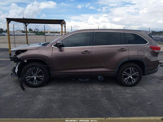 2017 TOYOTA HIGHLANDER LE 15