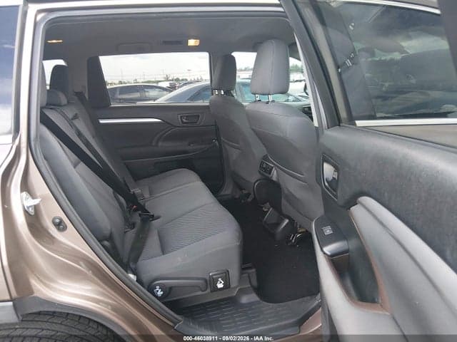 2017 TOYOTA HIGHLANDER LE 8
