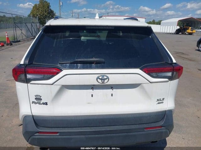 2021 TOYOTA RAV4 XLE 16