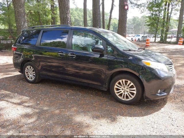 2017 TOYOTA SIENNA XLE 8 PASSENGER